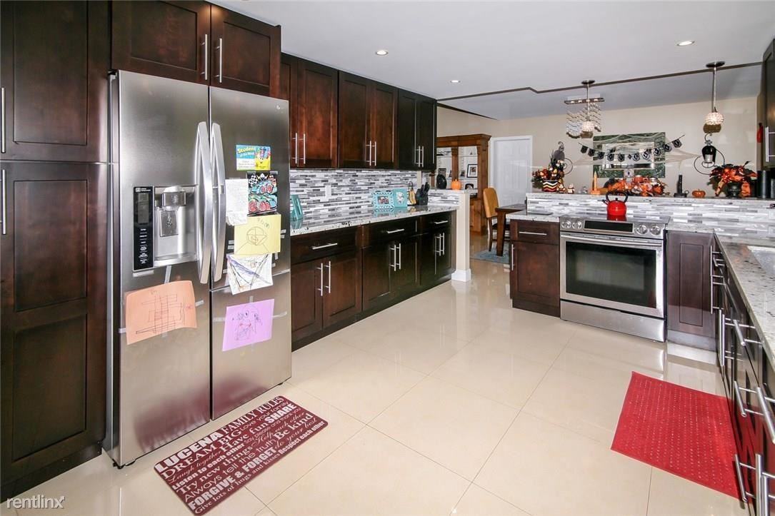 15836 Waverly Manor - Photo 2 of 10