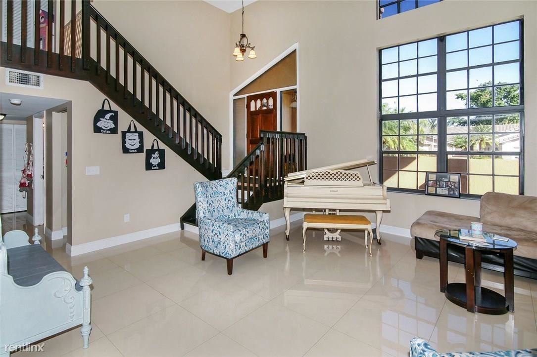 15836 Waverly Manor - Photo 3 of 10