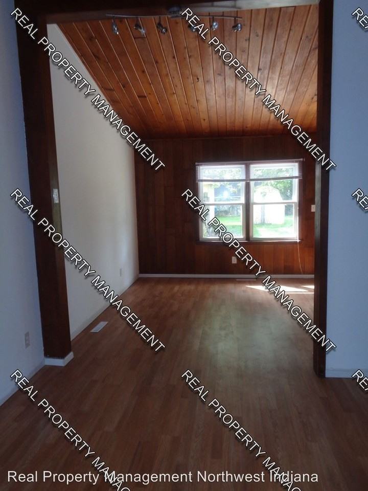 822 Oakwood - Photo 3 of 15