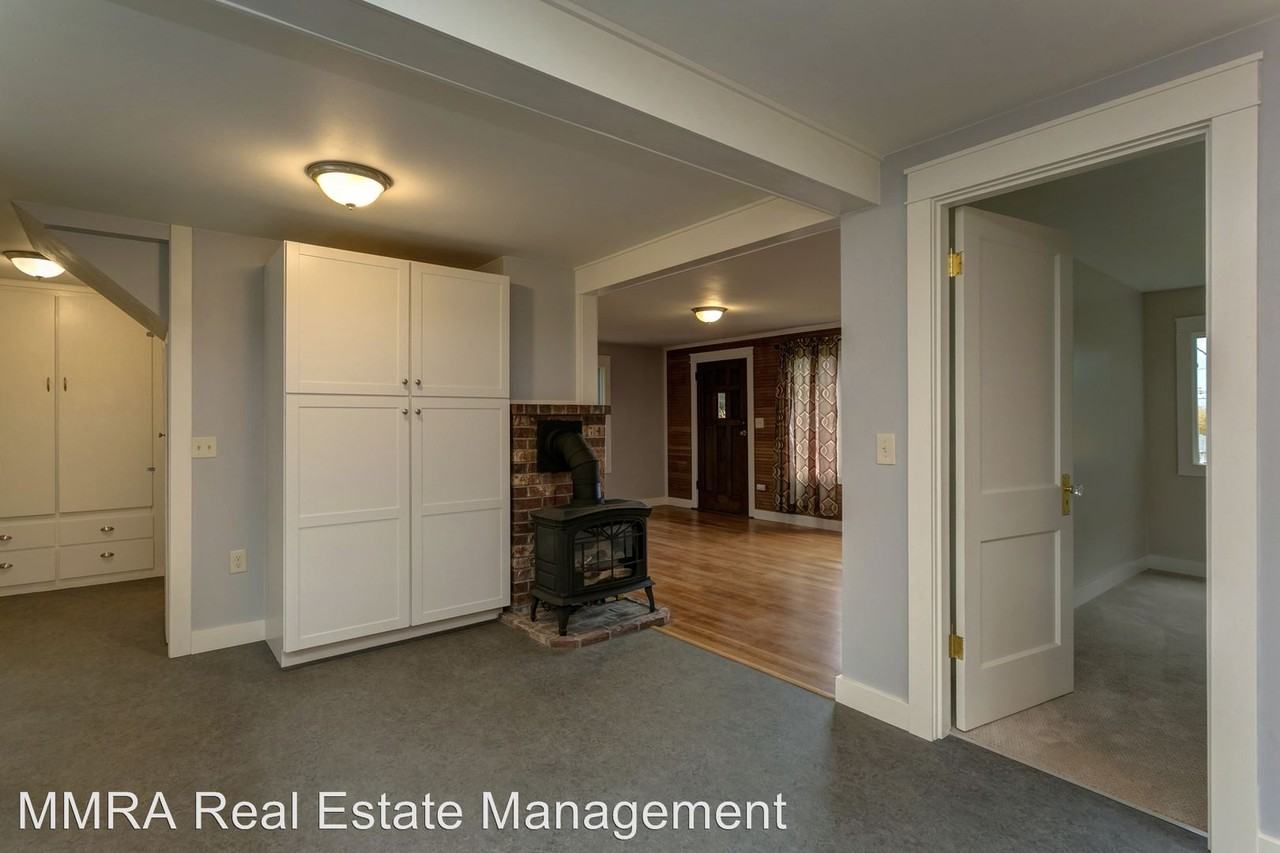 1311 32nd St - Photo 3 of 24