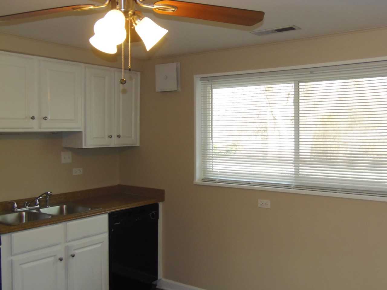 18105 Thomas Ln - Photo 3 of 10