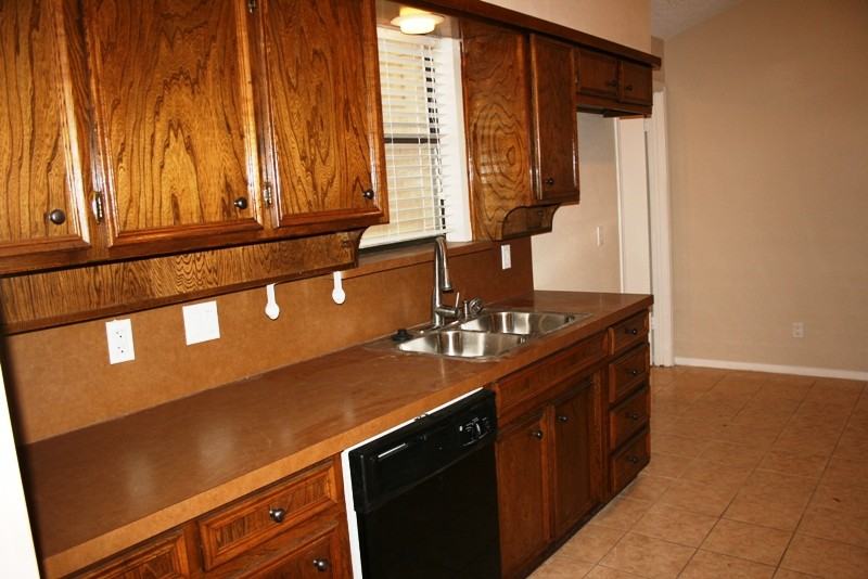 1204 Rockmoor Dr - Photo 3 of 18