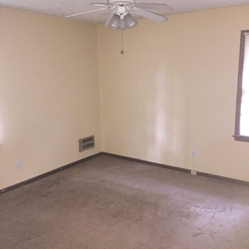 1427 Pineview Cir - Photo 2 of 15