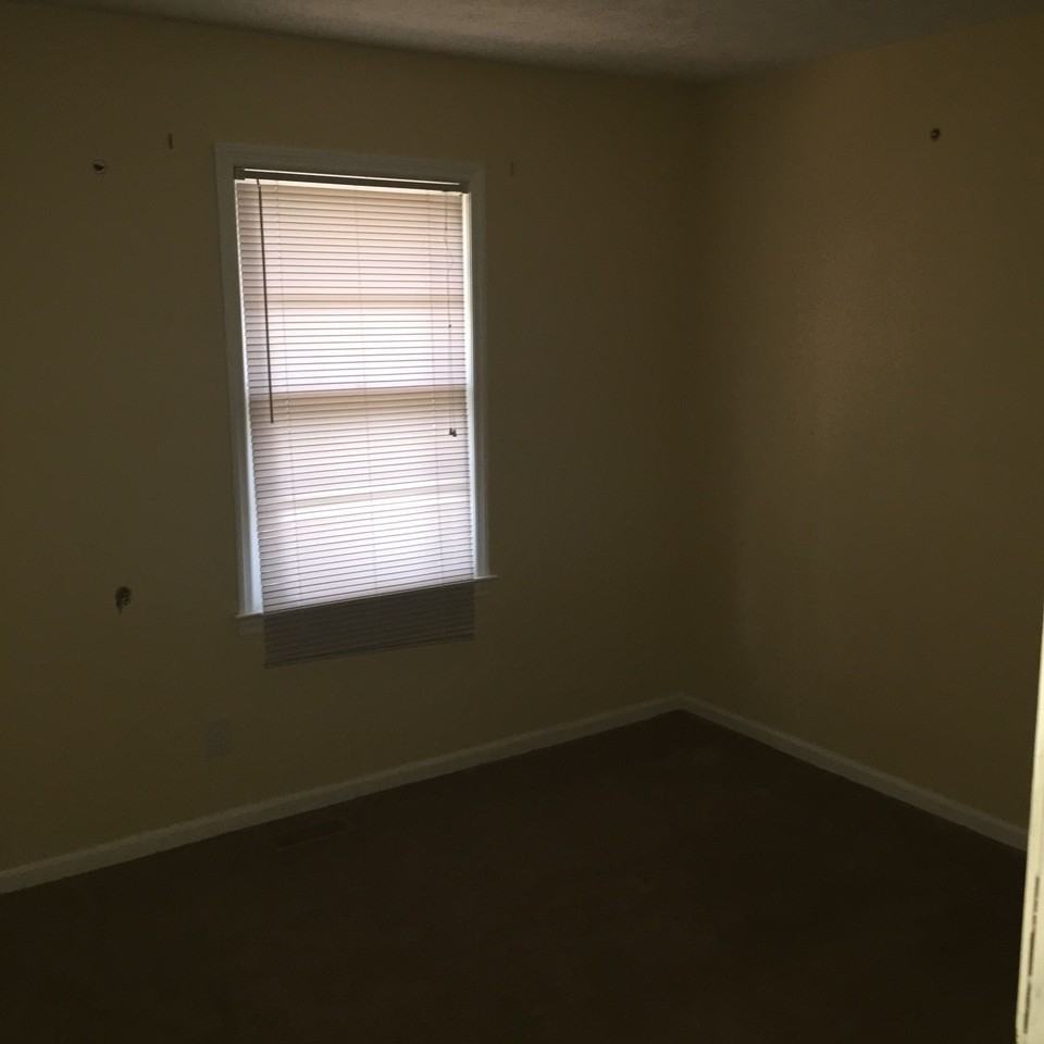 1427 Pineview Cir - Photo 3 of 15