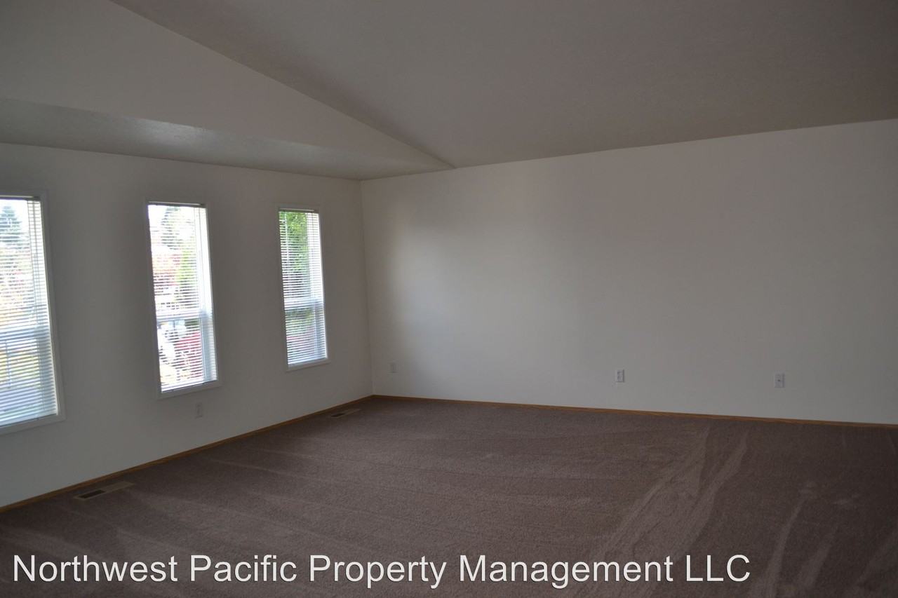 4997 Jennifer Ave S - Photo 3 of 23