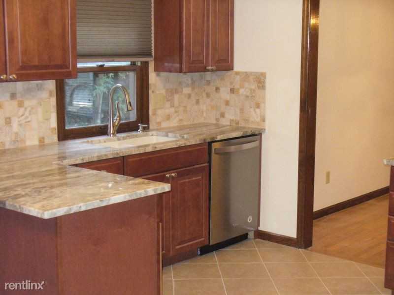 2105 Selbourne Ct - Photo 3 of 10