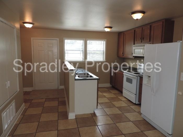 1031 N Wall St - Photo 3 of 6