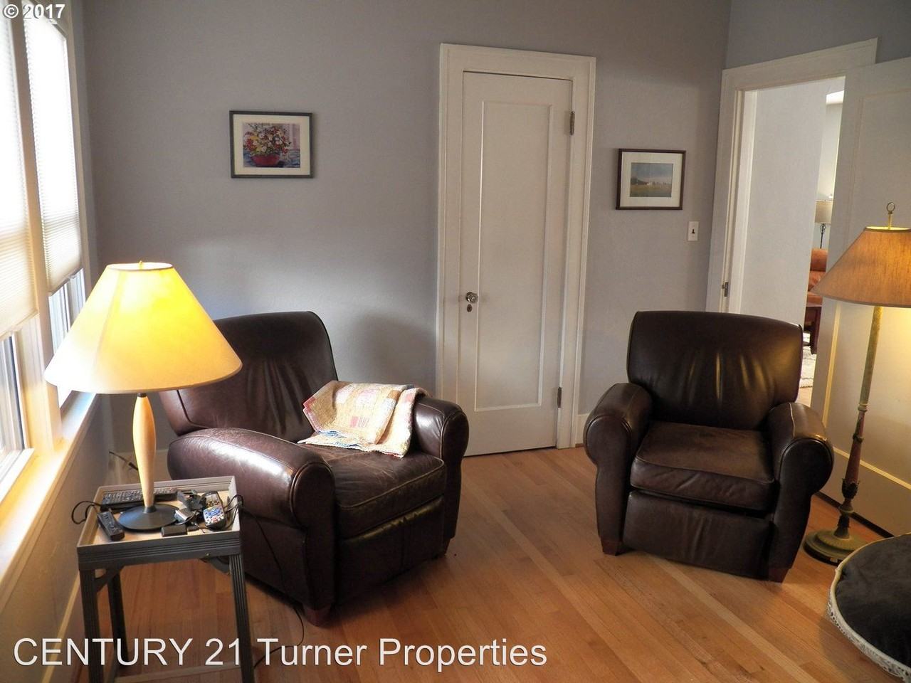 18332 SE Willamette Dr - Photo 2 of 37