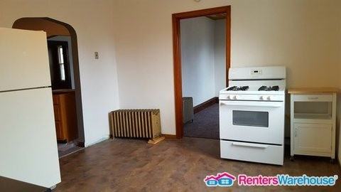 800 37th Ave NE - Photo 2 of 9