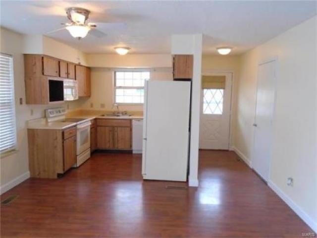 700 Oak Hollow Ct - Photo 3 of 6