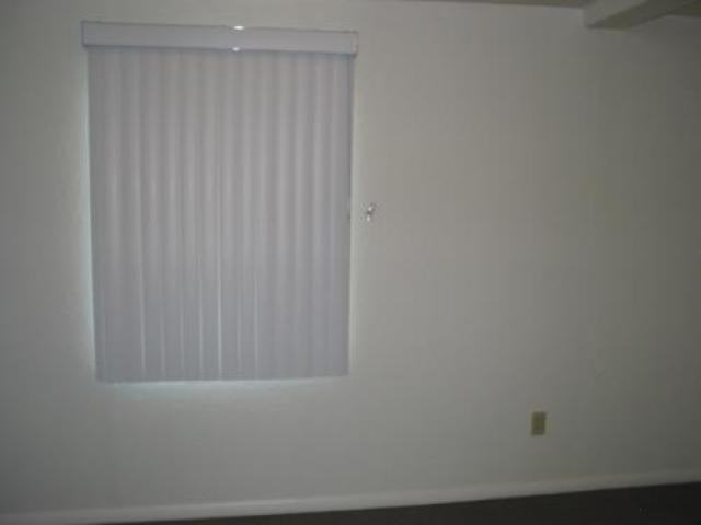 2027 E 18th St - Photo 3 of 9