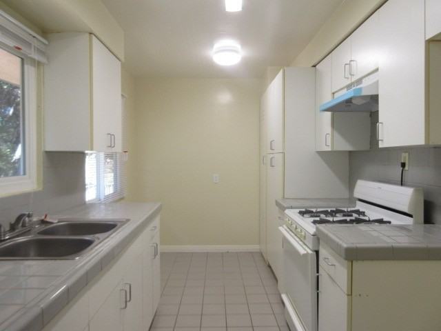 2034 E Chevy Chase Dr - Photo 3 of 24