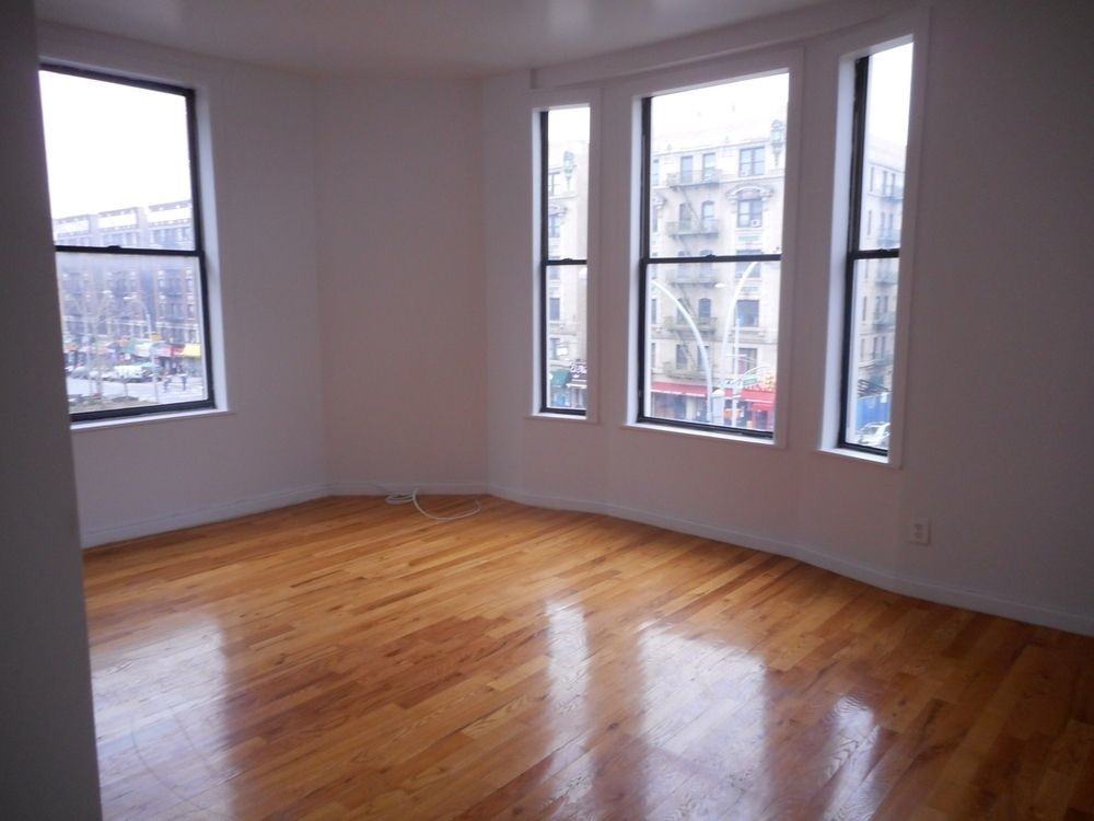 W 207th St & Post Ave #3n