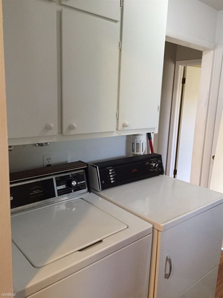 1112 Baker St - Photo 3 of 13