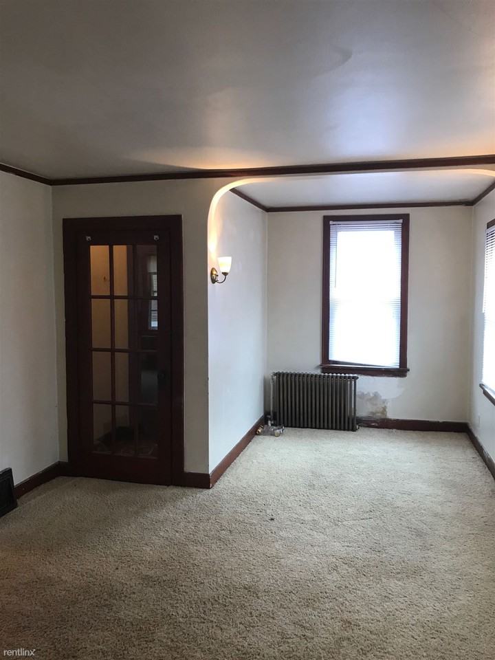 114 Bernard St E - Photo 3 of 6