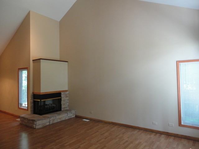 107 N River Rd - Photo 3 of 15