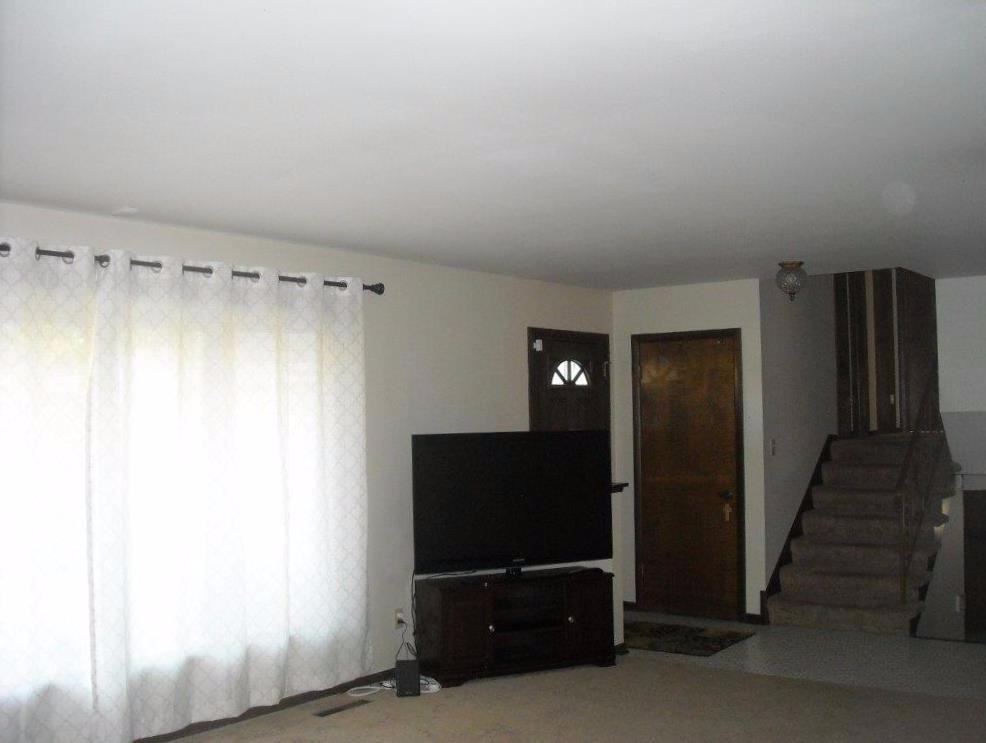 9542 Greenwood Ave - Photo 2 of 10