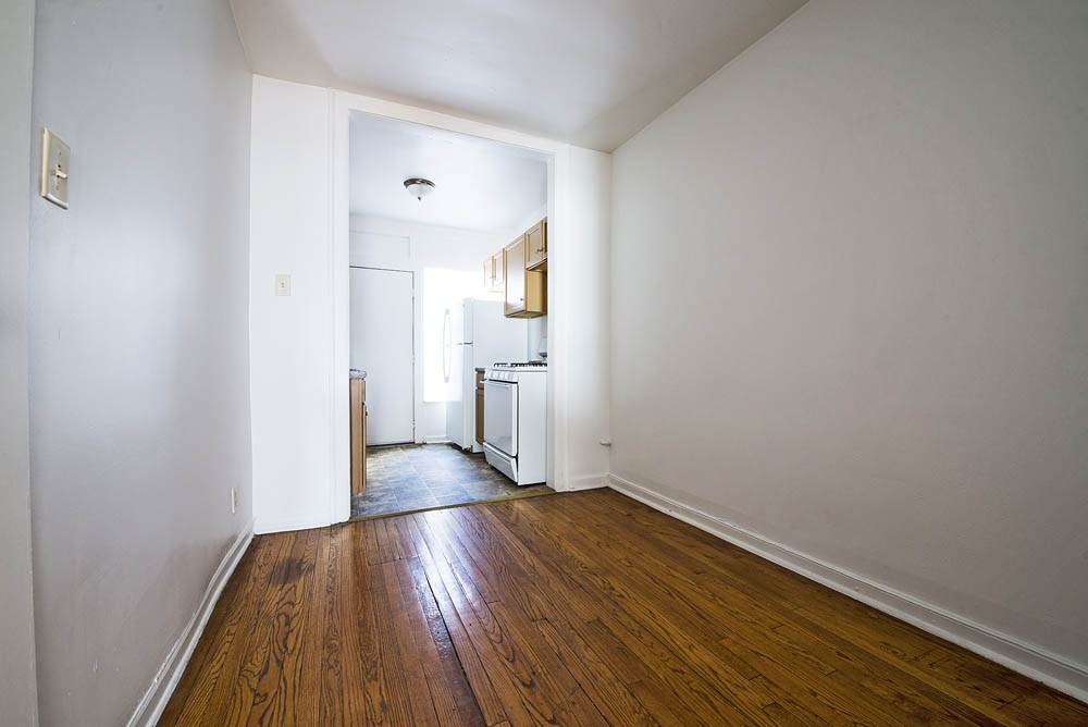 8208 S Drexel Ave - Photo 3 of 6