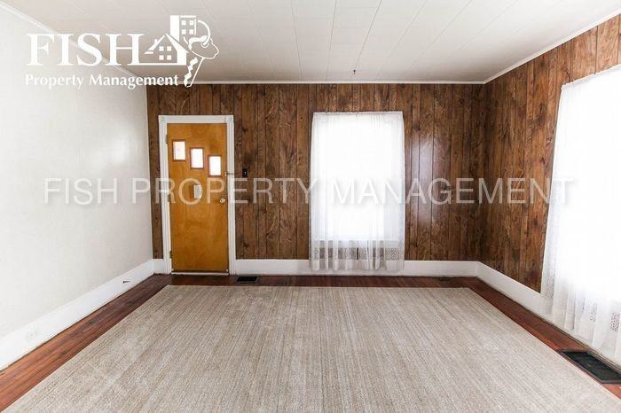 1044 Dewey Ave - Photo 2 of 21