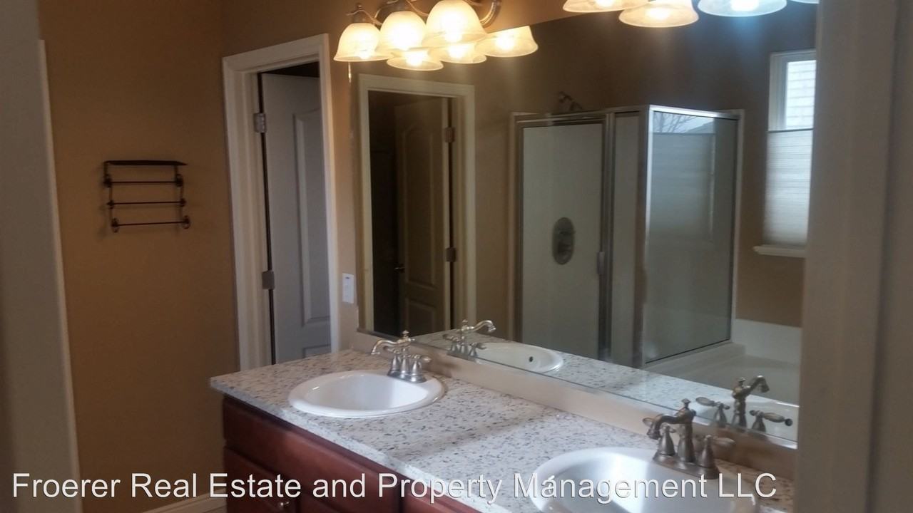 985 Brinley Ln - Photo 3 of 11