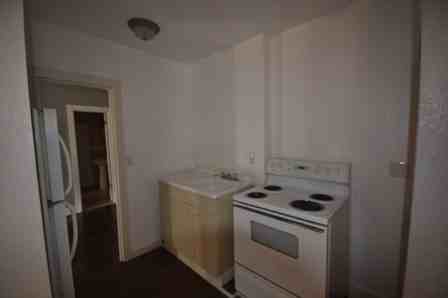 633 Thompson Ave NE - Photo 3 of 8