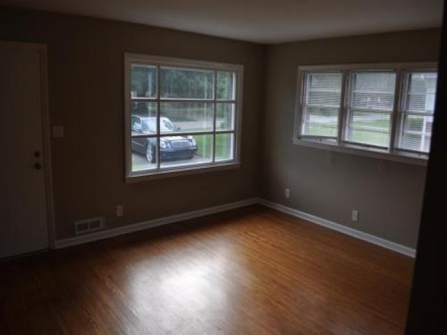 2508 Ashbrook Ave - Photo 2 of 6