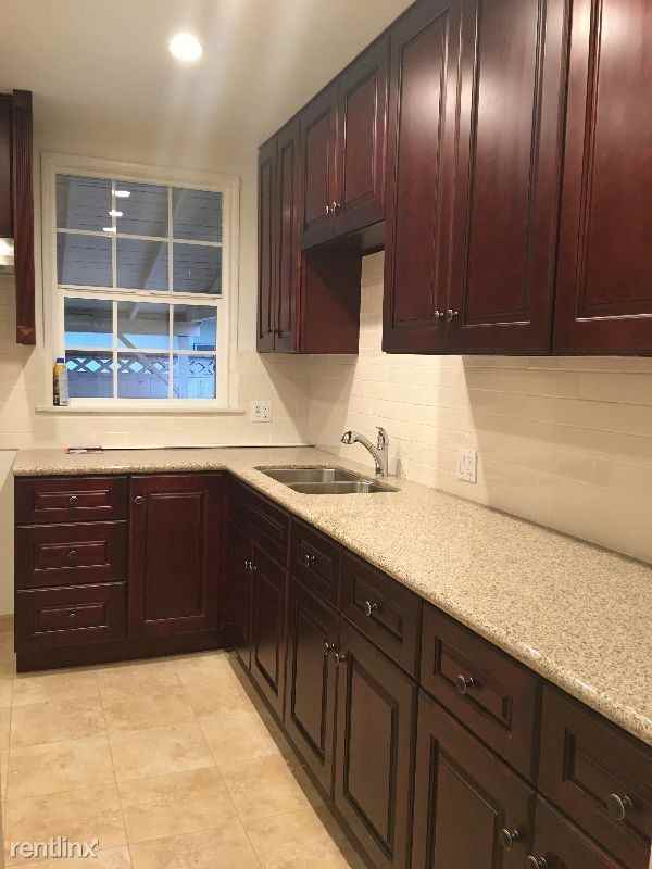 1903 W 16th St - Photo 2 of 9