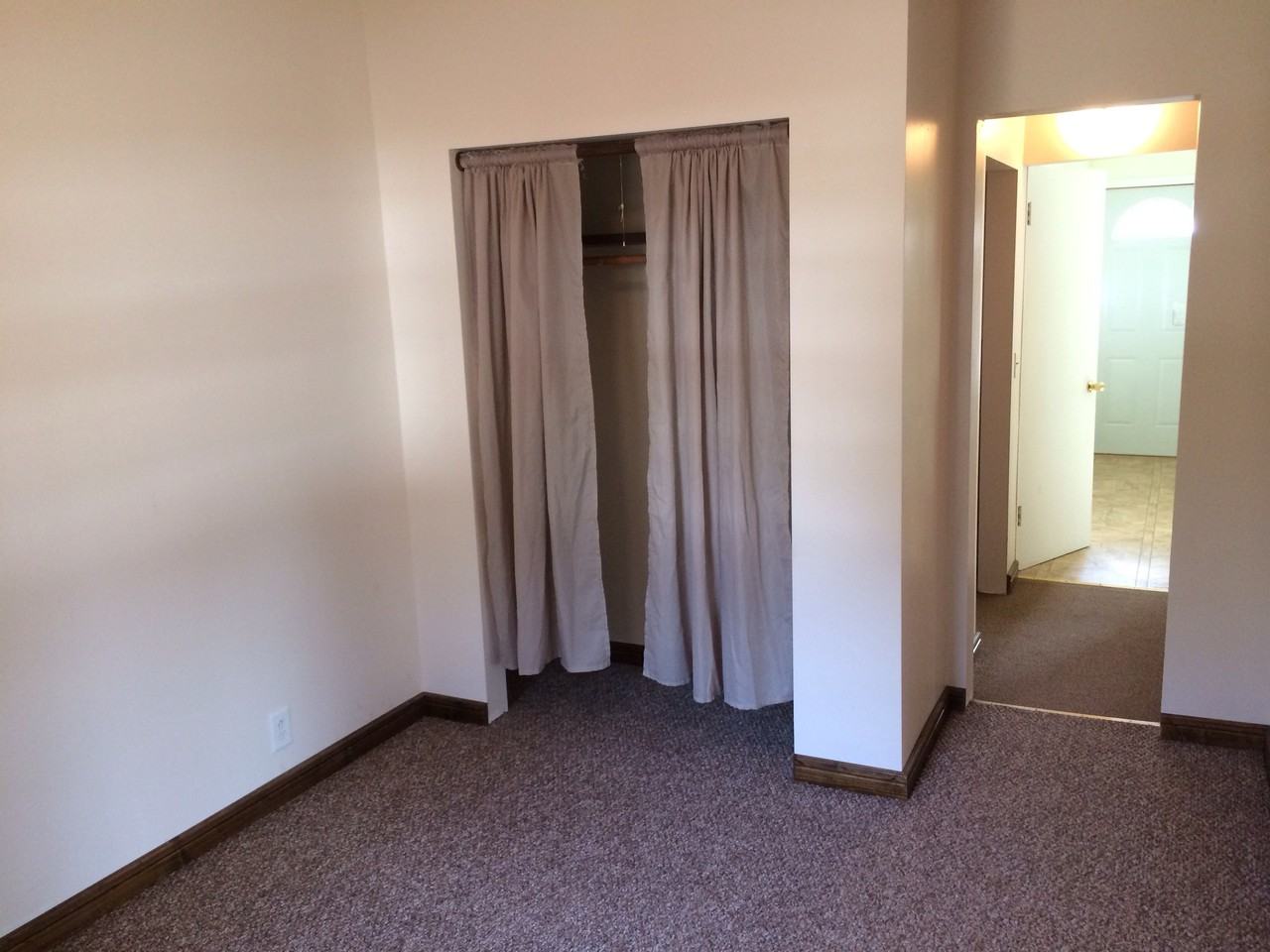 10223 29th Ave - Photo 3 of 8