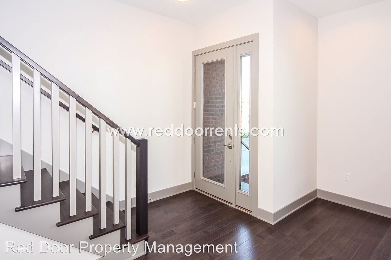 1109 E 10th St - Photo 3 of 25