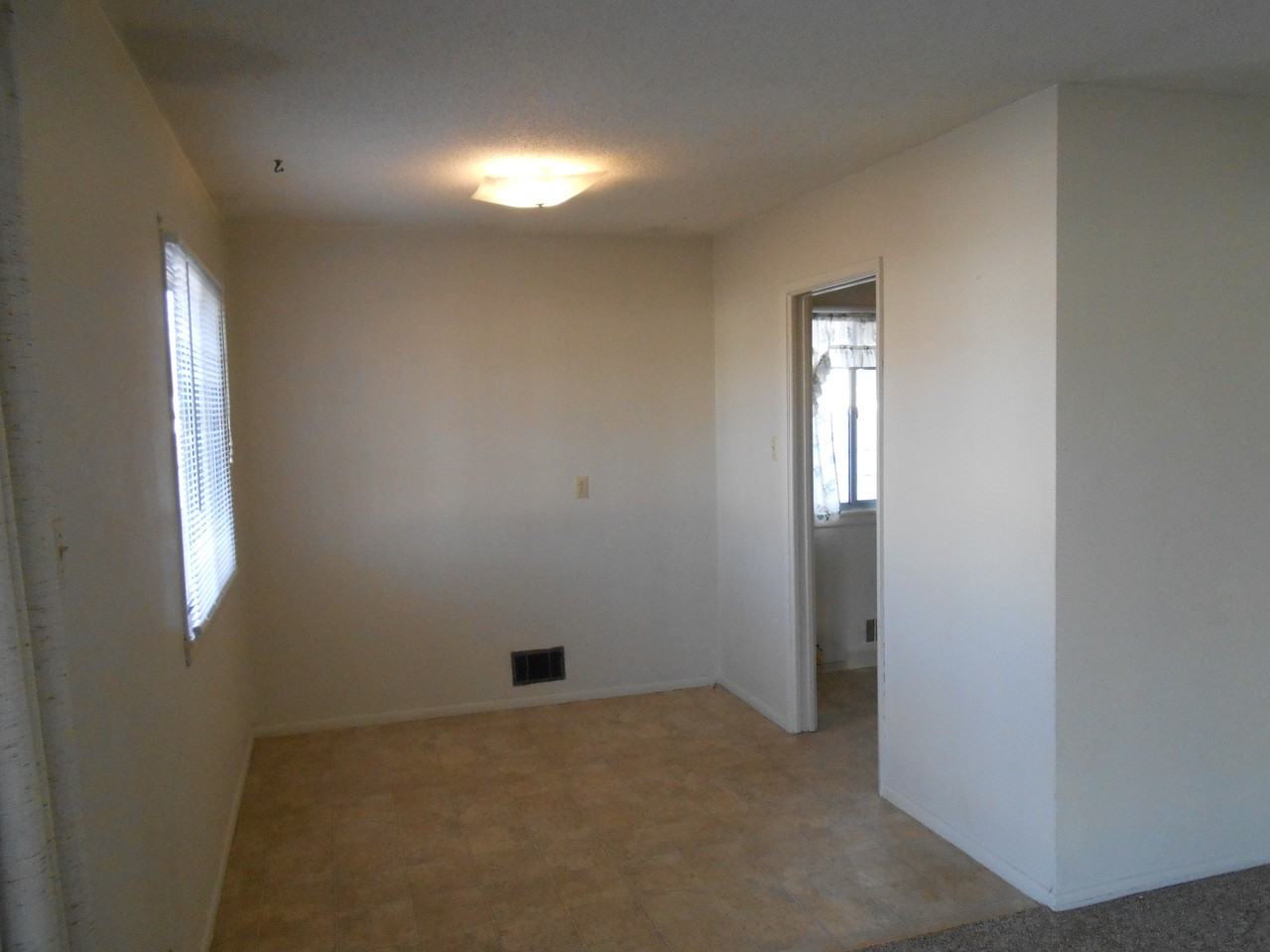 463 N 25th St - Photo 3 of 10