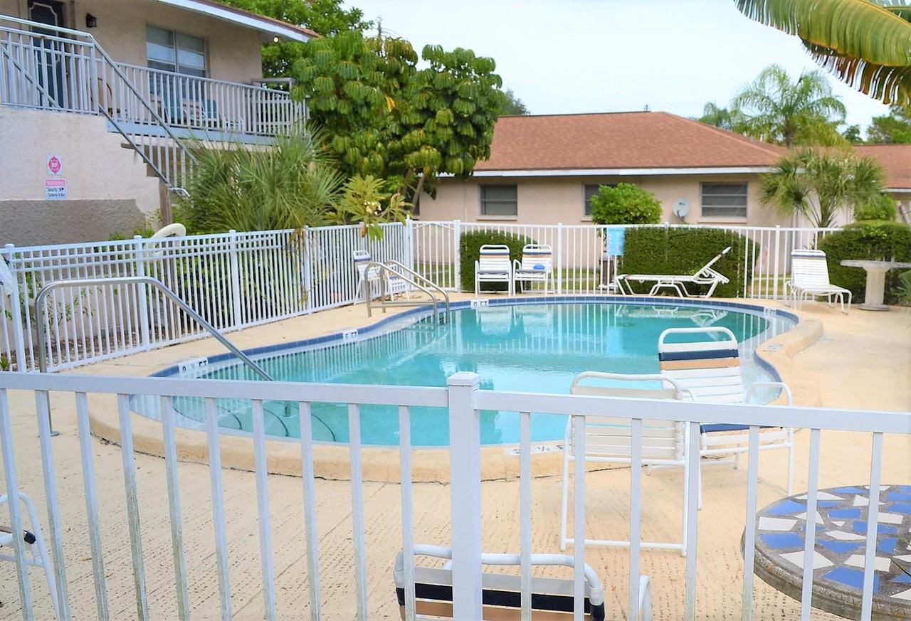 201 Northwest Jefferson Cir N - Photo 2 of 13