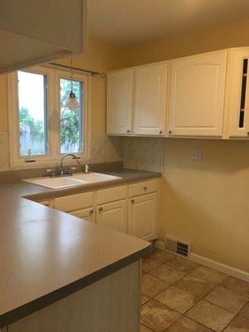 908 5th St - Photo 3 of 8