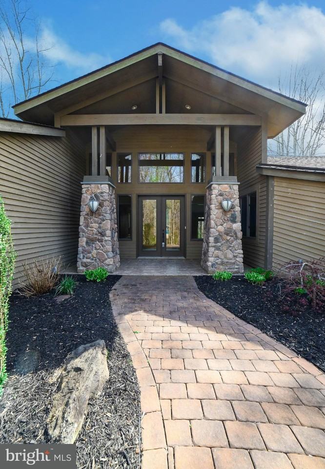 7281 Bond St - Photo 3 of 30