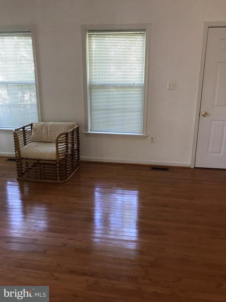 946 Bay Dr - Photo 3 of 30