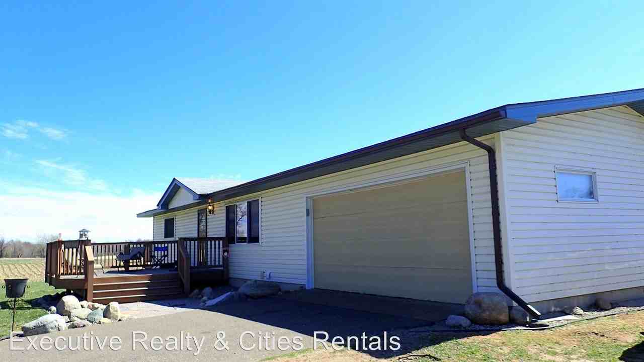 1600 217th Ave NE - Photo 2 of 9