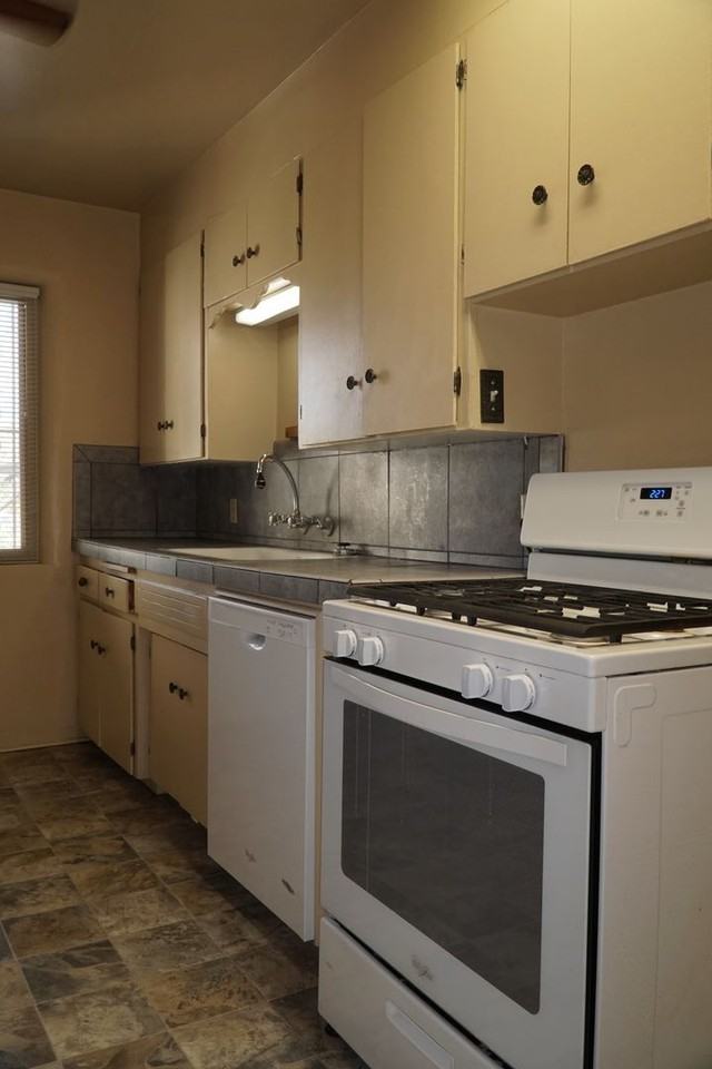 1316 Princeton Dr NE - Photo 3 of 9
