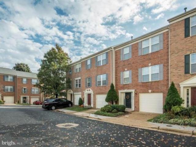 2002 N Buchanan Ct - Photo 2 of 6