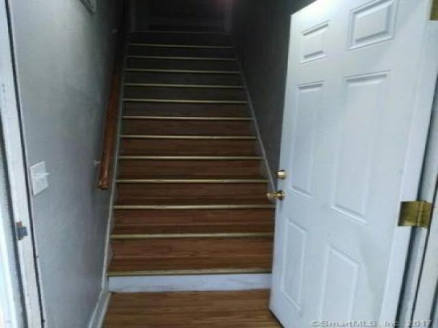 112 Rockwell St - Photo 2 of 6