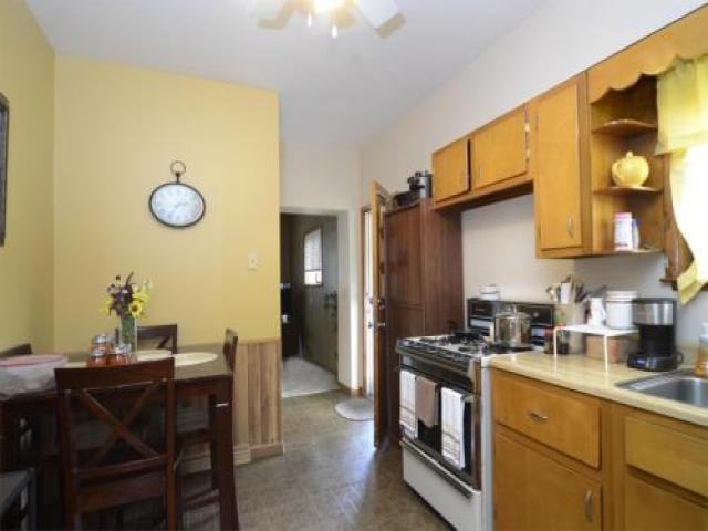 608 California Ave - Photo 3 of 6