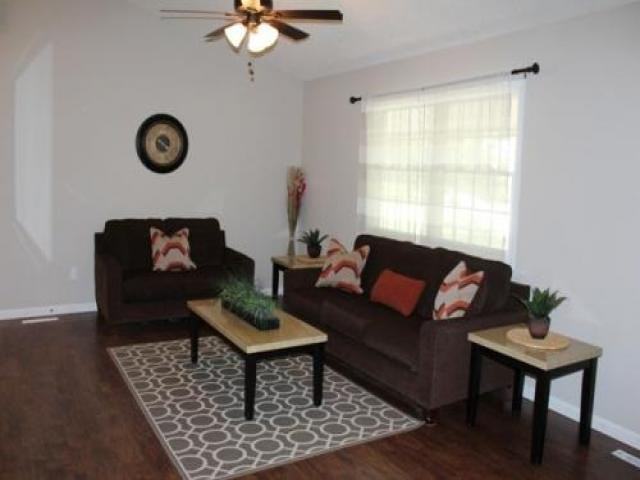 620 E Showalter St - Photo 2 of 6