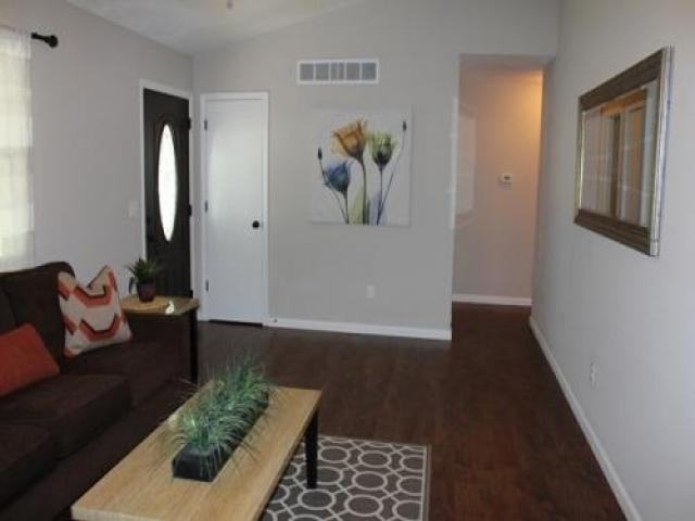 620 E Showalter St - Photo 3 of 6