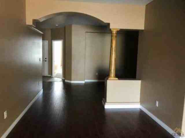 10100 Commodore Dr - Photo 3 of 6