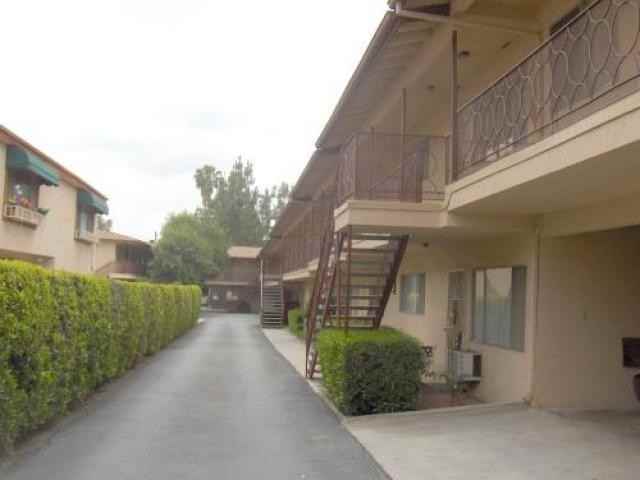 312 E Live Oak St - Photo 2 of 3