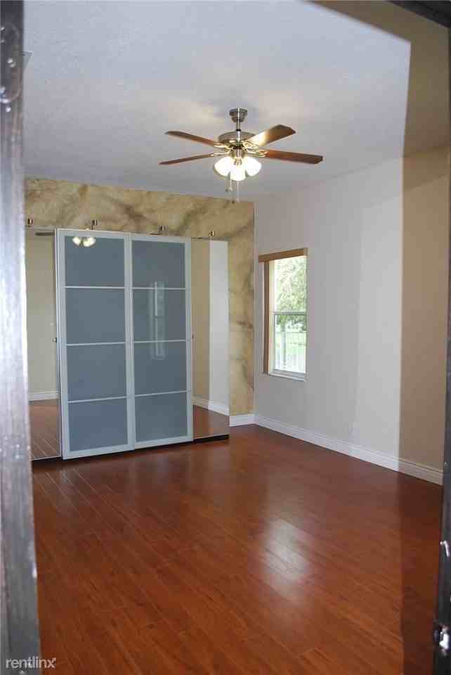 4211 NW 44th Terrace - Photo 3 of 8