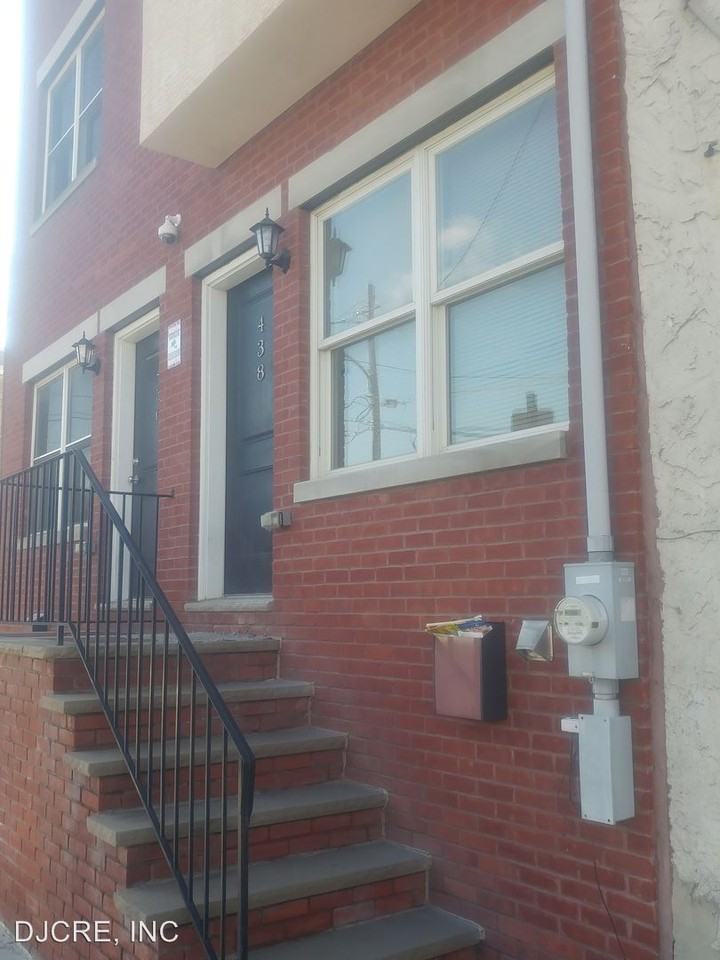 438 Sloan St - Photo 2 of 14