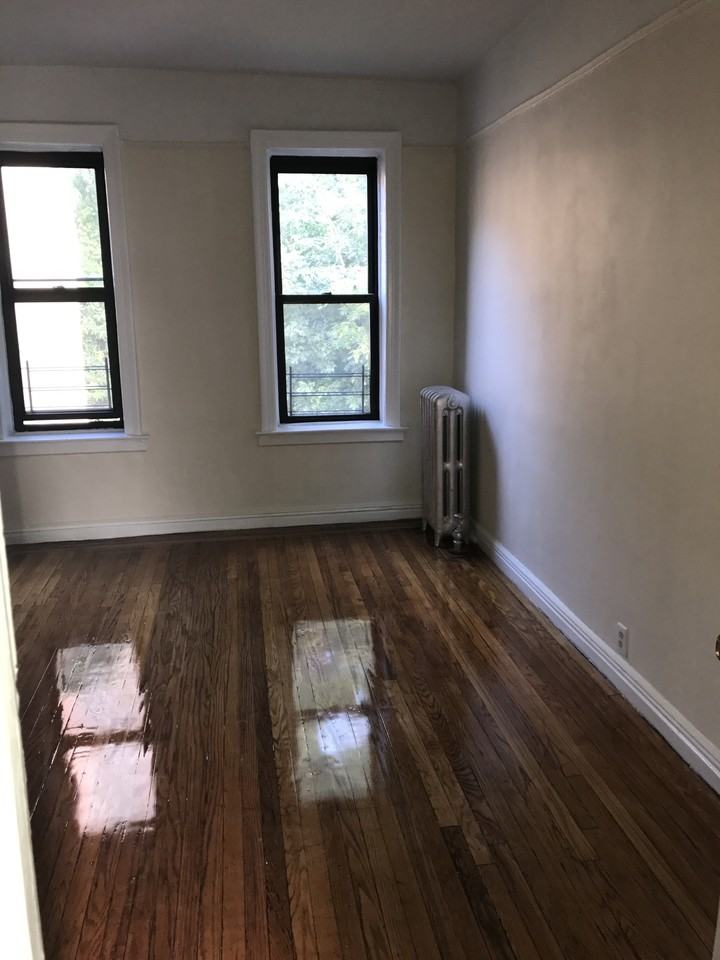 W 207th St & Vermilyea Ave #5e