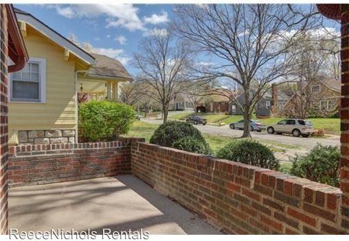 312 E 69th Terrace - Photo 3 of 19