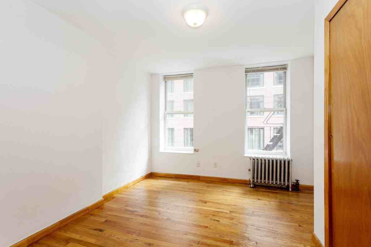 *FREE RENT 1 MONTH! LIVING LARGE in the LES