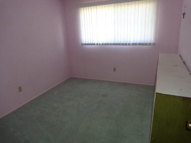 370 Parkview Ave - Photo 3 of 9