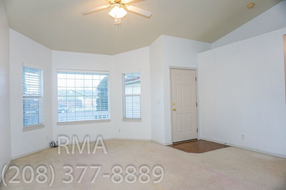 10795 W Susan St - Photo 3 of 13